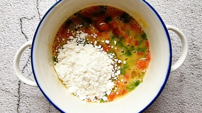 肉松杂蔬蛋饼,舀入一勺<a style='color:red;display:inline-block;' href='/shicai/ 519'>面粉</a>继续搅拌均匀（<a style='color:red;display:inline-block;' href='/shicai/ 519'>面粉</a>不需要太多，不然饼煎出来会偏硬）