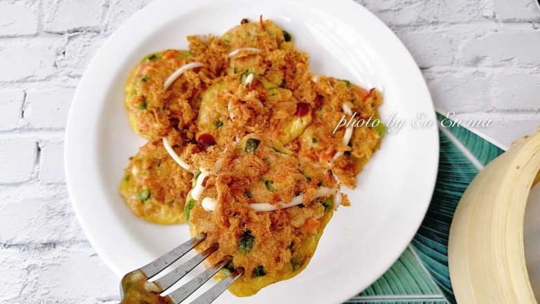 肉松杂蔬蛋饼,装盘开吃咯～（我还挤了点宝宝蛋黄酱，还撒了一点点肉松）