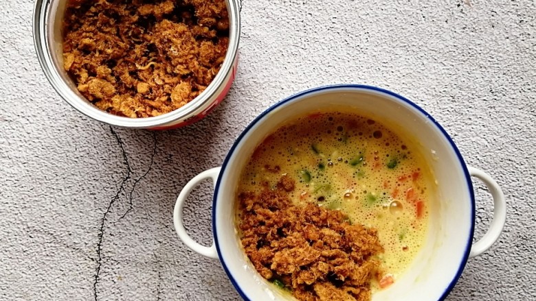 肉松杂蔬蛋饼,舀入适量的<a style='color:red;display:inline-block;' href='/shicai/ 432'>肉松</a>（<a style='color:red;display:inline-block;' href='/shicai/ 432'>肉松</a>根据宝宝口味加多少噢）