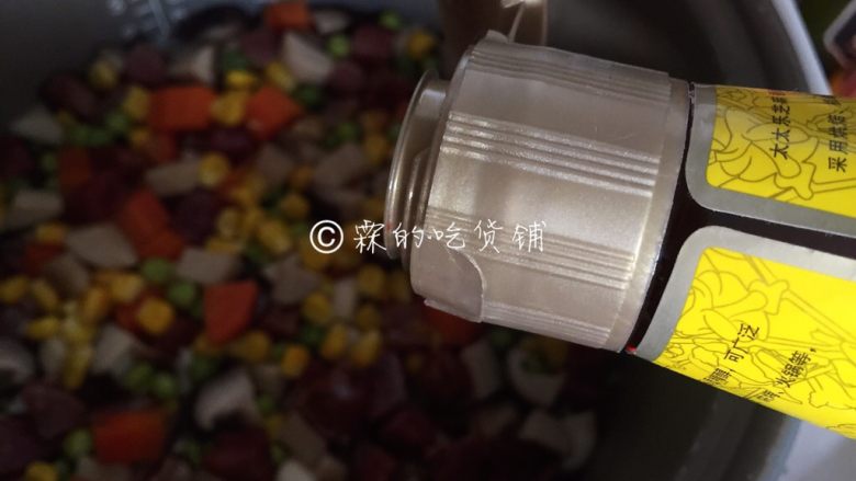 五彩腊肠(香肠)焖饭,饭煮好,淋上一圈<a style='color:red;display:inline-block;' href='/shicai/ 847'>香油</a>。