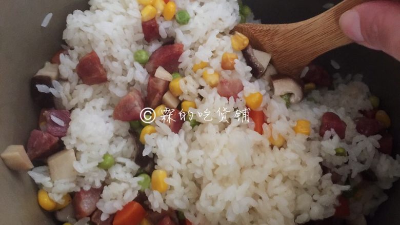 五彩腊肠(香肠)焖饭,拌匀就OK啦!