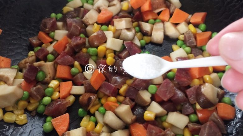 五彩腊肠(香肠)焖饭,接着放盐,(因为腊肠是调过味的,所以这里加的盐一定要根据你家腊肠的咸度再适量添加。)炒匀关火不用炒熟的。