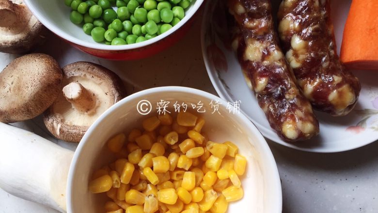 五彩腊肠(香肠)焖饭,食材。