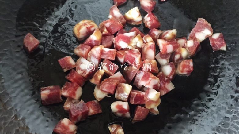 五彩腊肠(香肠)焖饭,随后,先把腊肠放入煸炒。