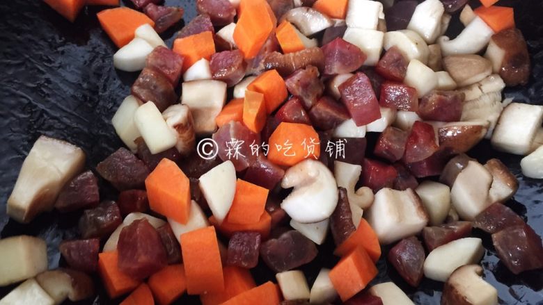 五彩腊肠(香肠)焖饭,接着是胡萝卜丁放入煸炒。