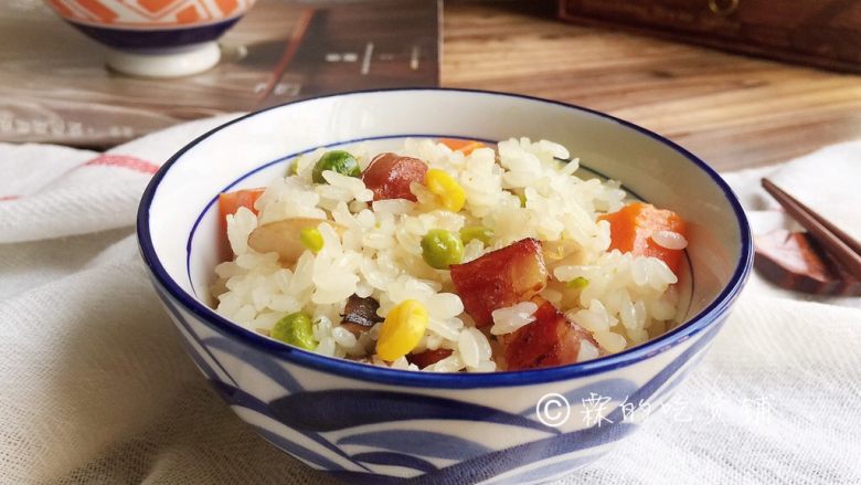 五彩腊肠(香肠)焖饭,完成。