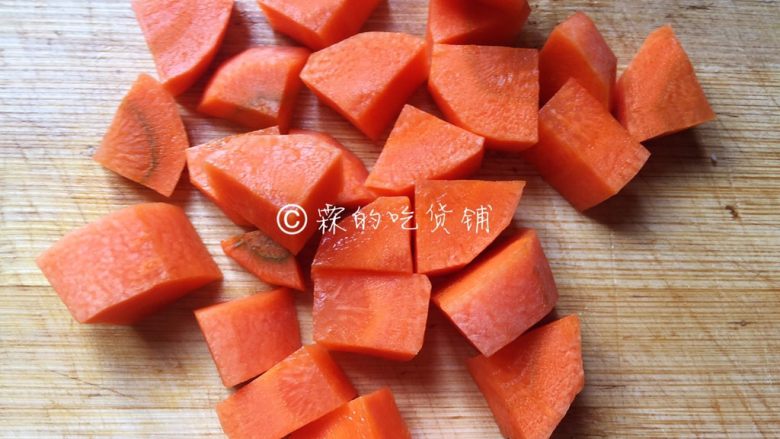 五彩腊肠(香肠)焖饭,<a style='color:red;display:inline-block;' href='/shicai/ 25'>胡萝卜</a>切丁。