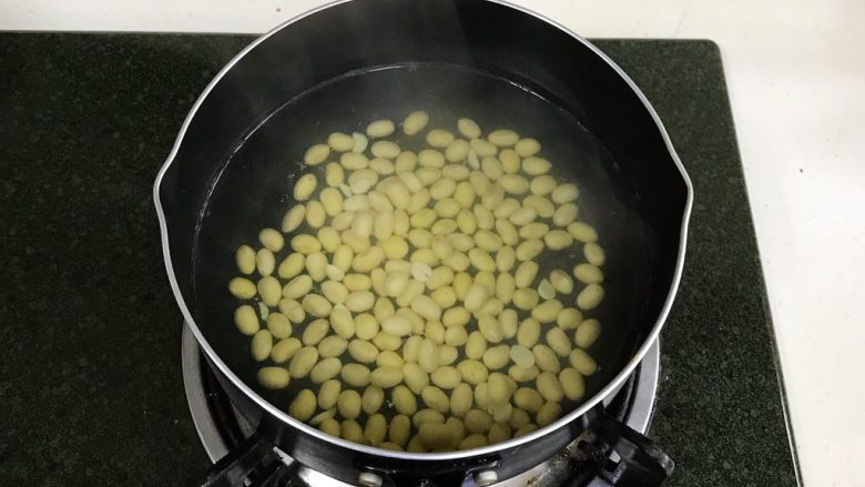 炸酱面,提前泡发好的黄豆入煮锅煮熟,捞出备用。