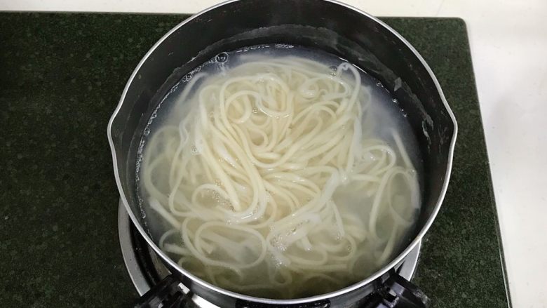 炸酱面,煮6~7分钟至熟。