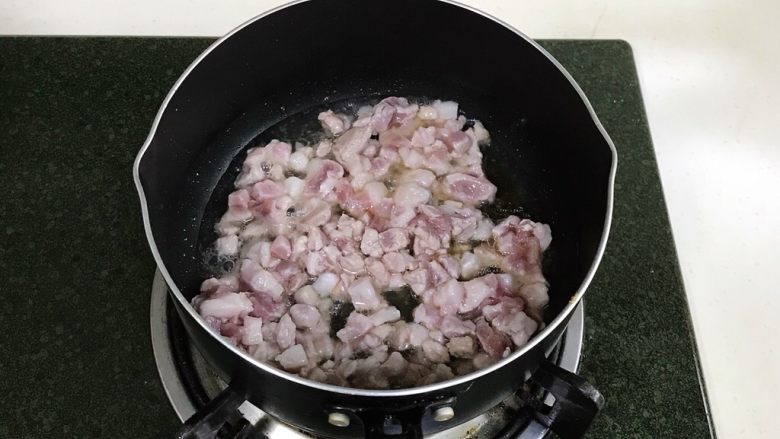 炸酱面,锅中倒入食用油,下入肉末炒熟。