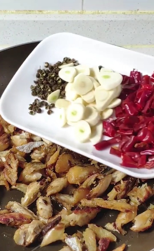 爆炒鲅鱼,炒香后放<a style='color:red;display:inline-block;' href='/shicai/ 700'>花椒</a>，蒜片，<a style='color:red;display:inline-block;' href='/shicai/ 86474'>干辣椒</a>，<a style='color:red;display:inline-block;' href='/shicai/ 718'>料酒</a>炒出麻辣味