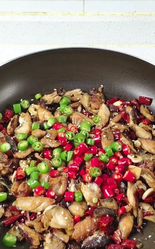 爆炒鲅鱼,再加<a style='color:red;display:inline-block;' href='/shicai/ 788'>生抽</a>，盐，<a style='color:red;display:inline-block;' href='/shicai/ 756'>鸡精</a>，<a style='color:red;display:inline-block;' href='/shicai/ 3729'>白糖</a>，青红椒圈再翻炒