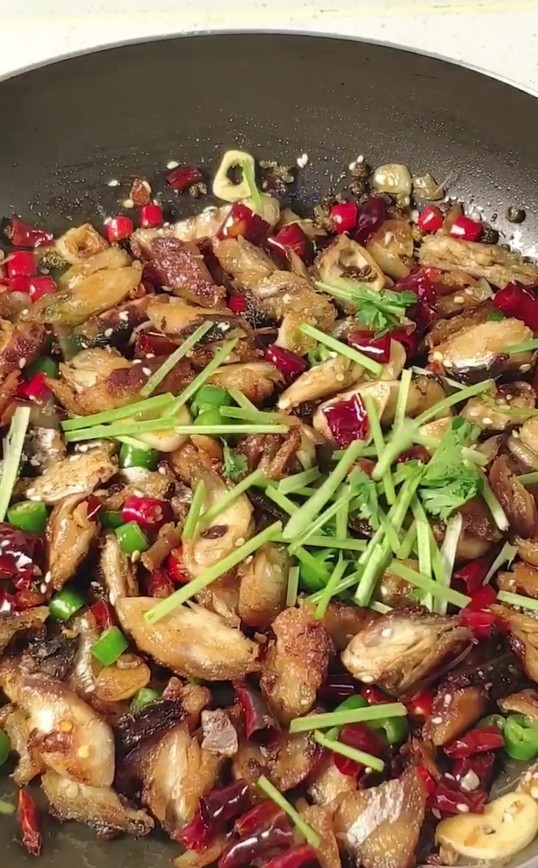 爆炒鲅鱼,出锅前撒上<a style='color:red;display:inline-block;' href='/shicai/ 678'>白芝麻</a>，<a style='color:red;display:inline-block;' href='/shicai/ 131'>香菜</a>即可