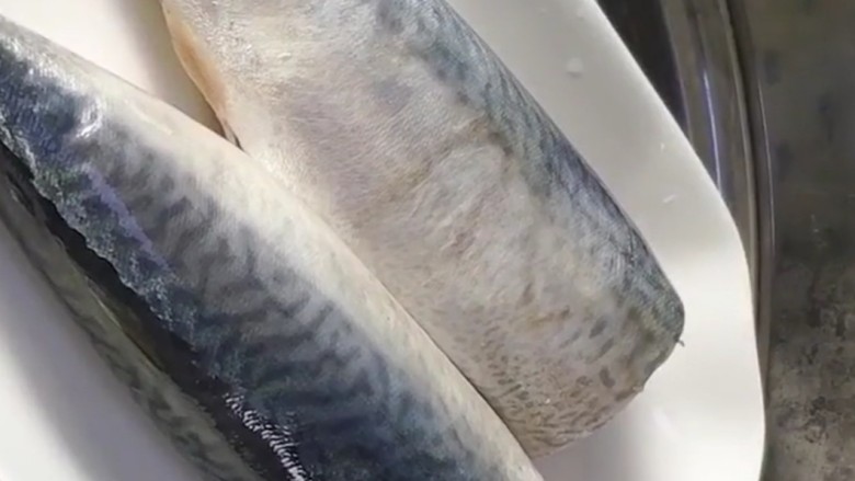 爆炒鲅鱼,把头去掉洗净，放蒸锅蒸熟