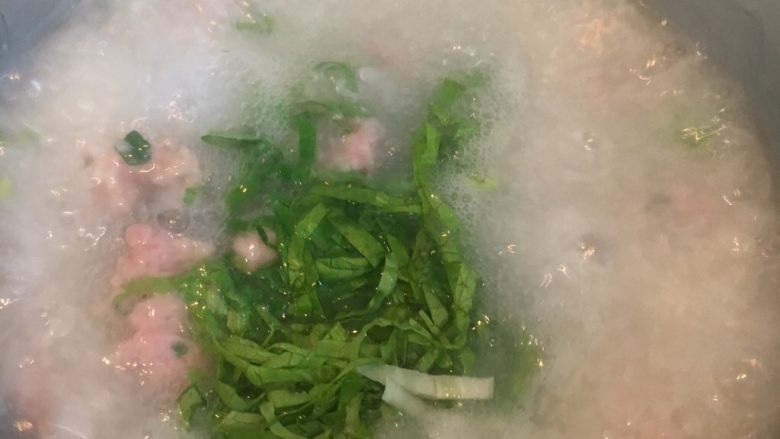 生菜丝肉丸粥,放入盐，生菜丝，关火