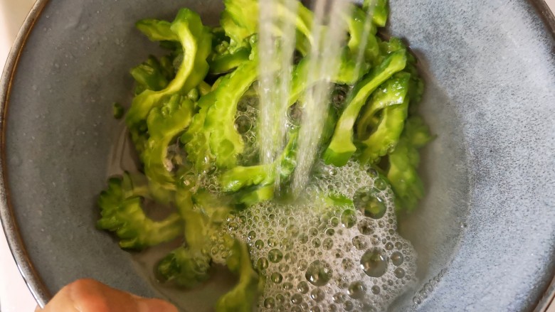 酱爆苦瓜,用水冲洗盐分,可降低苦瓜苦味。