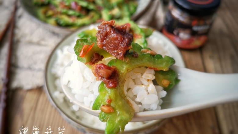 酱爆苦瓜,混合着牛肉香的油脂把米饭变得晶莹油亮,再夹上几筷子松茸杏鲍菇,能扫光三碗饭!