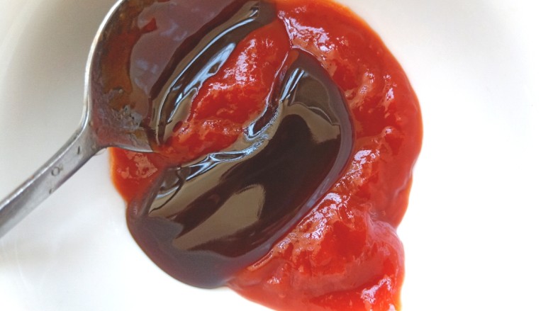 番茄炒茄子,取碗加入<a style='color:red;display:inline-block;' href='/shicai/ 699'>番茄酱</a>,耗油