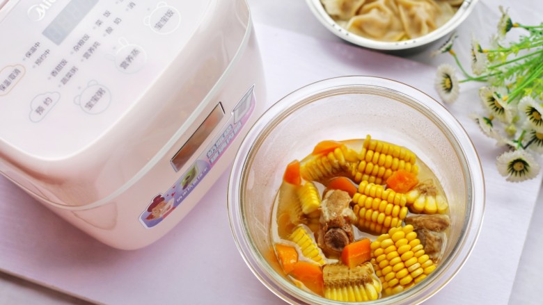 【宝宝辅食】胡萝卜玉米排骨汤,出锅。