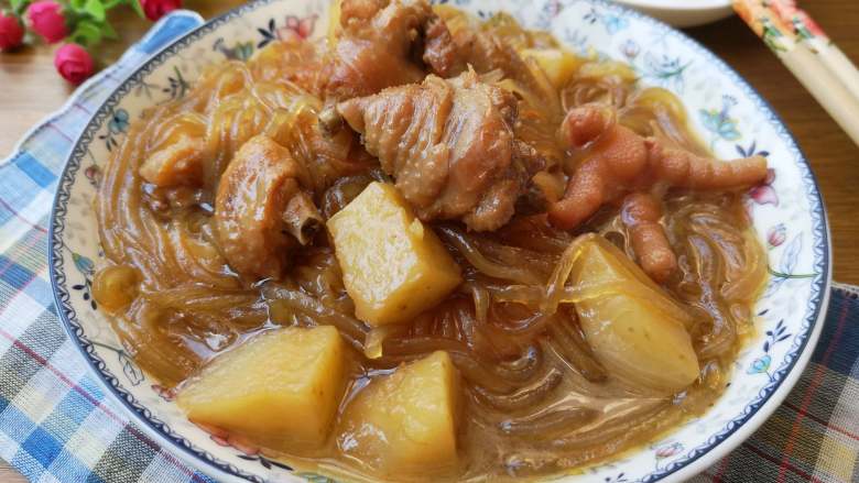 儿时的记忆+妈妈的味道+油鸡土豆炖粉条,软烂的鸡肉,面面的土豆,劲道的粉条,不同的口感,香香的,两碗米饭都不够呢。