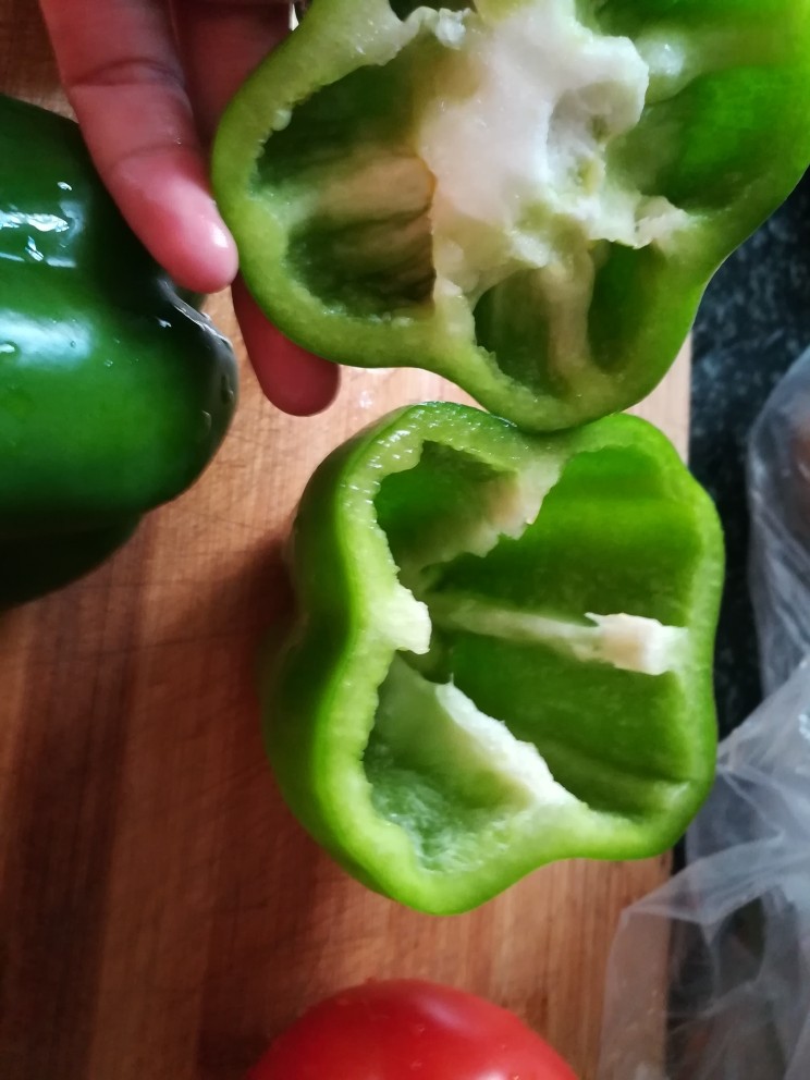 就要高考了,给孩子做一道滋补提神美味无比的盅吧,用刀在六分之一处,把甜椒一分为二,并掏出里面的籽。