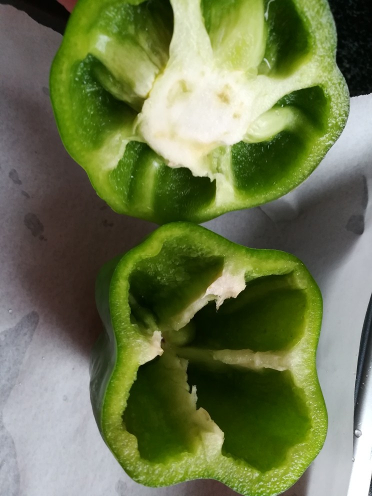 就要高考了,给孩子做一道滋补提神美味无比的盅吧,把切好的甜椒一一摆放在烤盘上