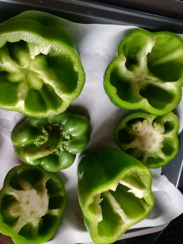 就要高考了,给孩子做一道滋补提神美味无比的盅吧,全部摆放整齐备用,记得那蒂也别扔掉哦,有了它才更好看