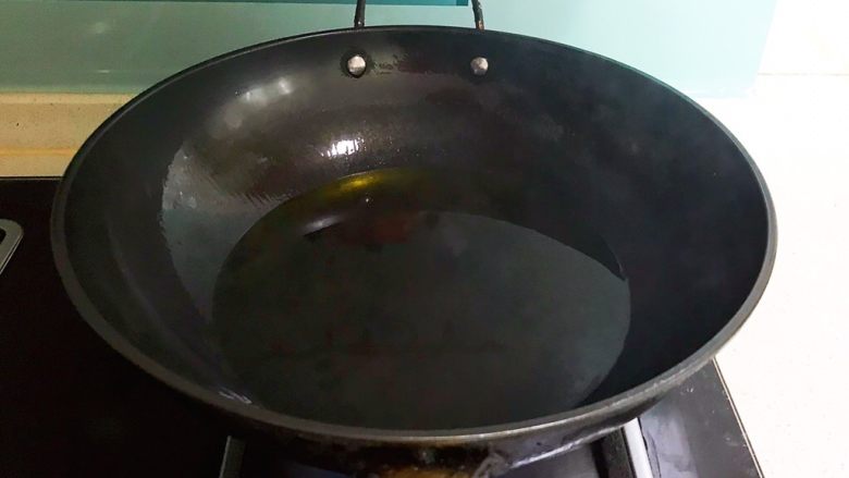 红烧鱼块,锅里加入菜籽油,大火烧开至冒烟后关火