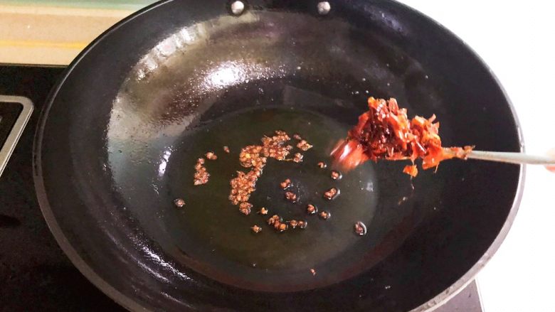 红烧鱼块,加入秘制油辣子(可以用其它辣酱替代)