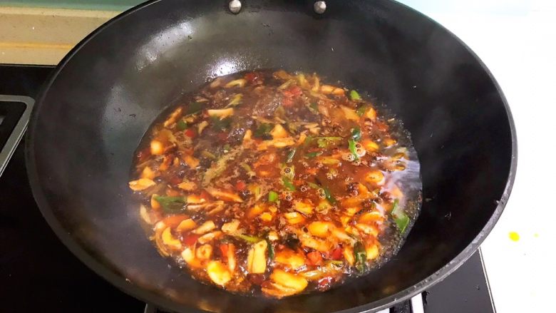 红烧鱼块,加入适量开水,烧开后煮10分钟