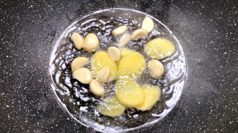 麻辣小龙虾,热锅放入适量油,放入姜片和蒜瓣炒出香味。