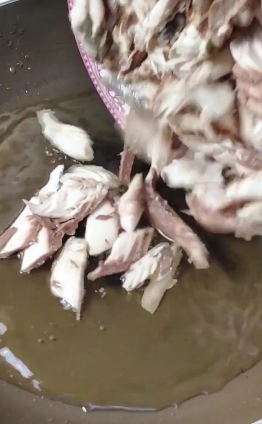 爆炒鲅鱼,起锅烧油油热下锅煎开中火慢煎炒香炒脆