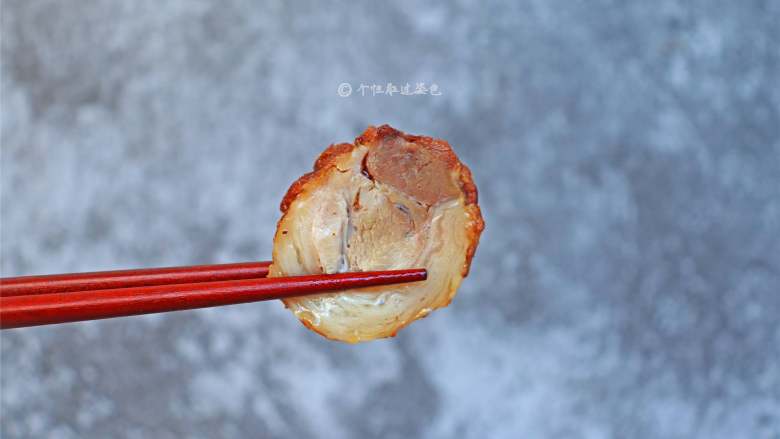 豚骨拉面,一锅浓郁的豚骨汤确实是要熬煮6小时以上,甚至24小时;而且中途不能关火,这样熬煮出来的汤才鲜美。