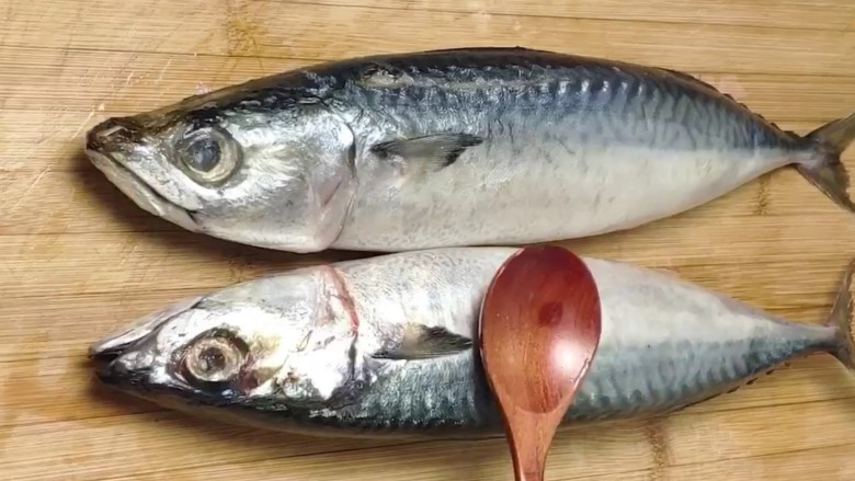 爆炒鲅鱼,准备两条<a style='color:red;display:inline-block;' href='/shicai/ 398'>鲅鱼</a>