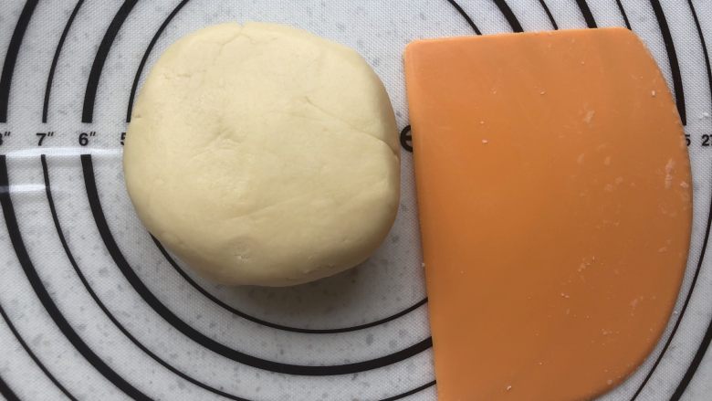 萌趣【红豆包心酥】,面团包上保鲜膜,送入冰箱冷藏3小时以上。