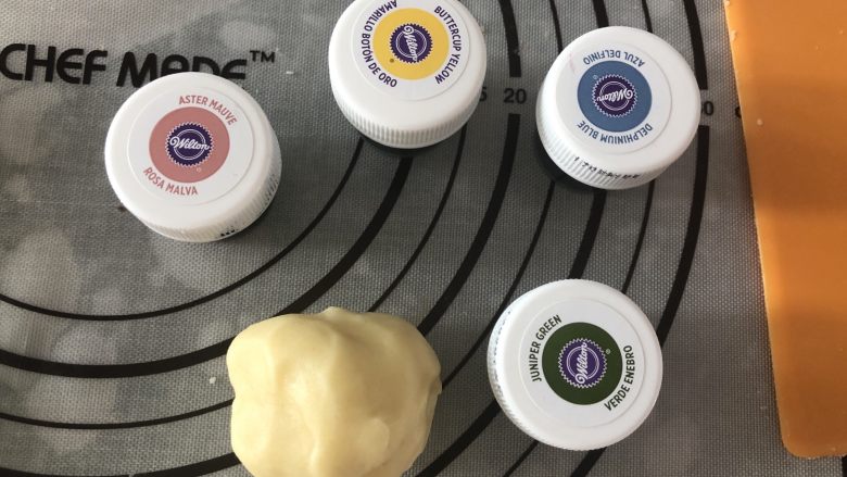 萌趣【红豆包心酥】,剩下的面团,要调几个颜色就分成几份,每个颜色不需要太多小剂子。
