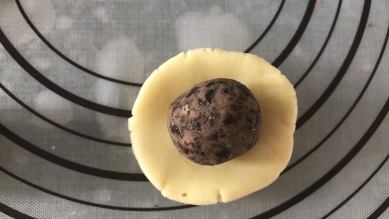 萌趣【红豆包心酥】,面皮压扁,包入红豆泥,先收边再收口排出空气,揉圆。