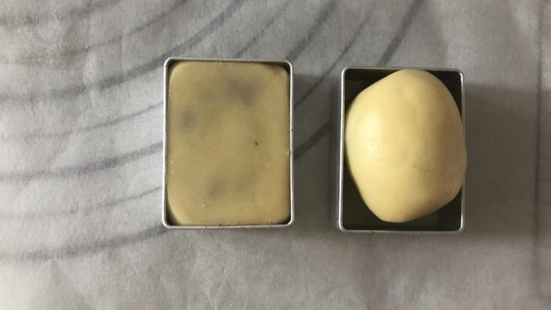 萌趣【红豆包心酥】,把包好馅的面团放入模具中,压好压平。