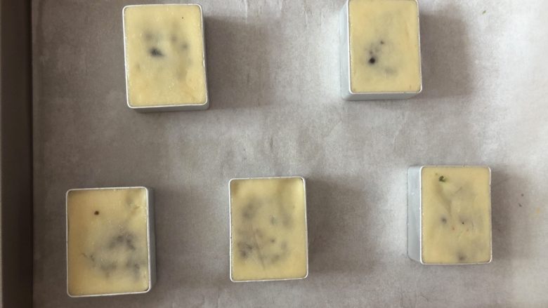 萌趣【红豆包心酥】,做好的包心酥倒扣放在烤盘上。