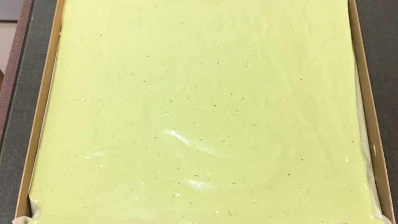 抹茶芒果裸蛋糕,金盘铺上烤盘纸,方便脱模。