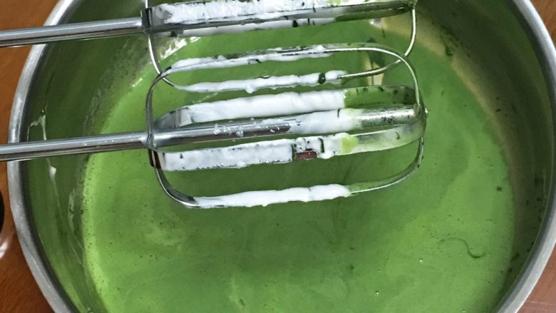 抹茶芒果裸蛋糕,抹茶粉加点温水,搅拌成泥状,再倒入玉米油中,搅拌均匀。