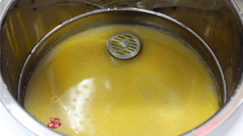 蔬菜腊肠饭,这是过滤出来的米汤,油脂,糖分都给滤到米汤盒子中了