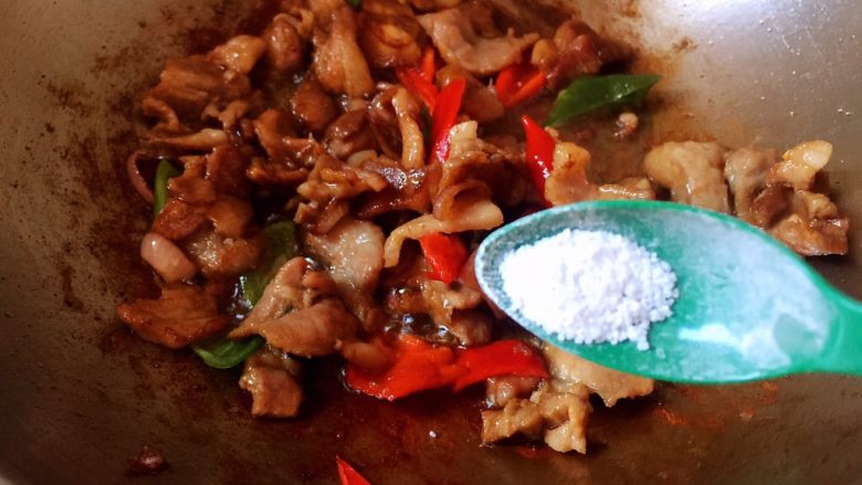 辣椒炒肉,放盐调味炒匀