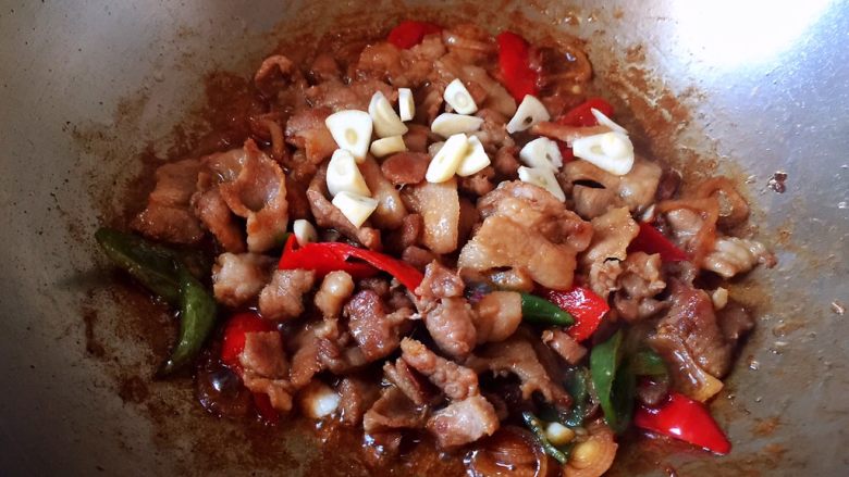 辣椒炒肉,放入蒜片炒均匀出锅