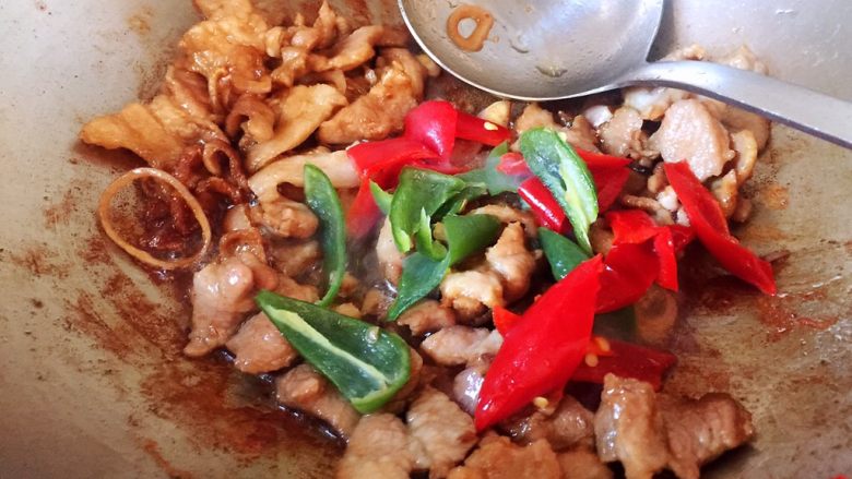 辣椒炒肉,放入辣椒块翻炒