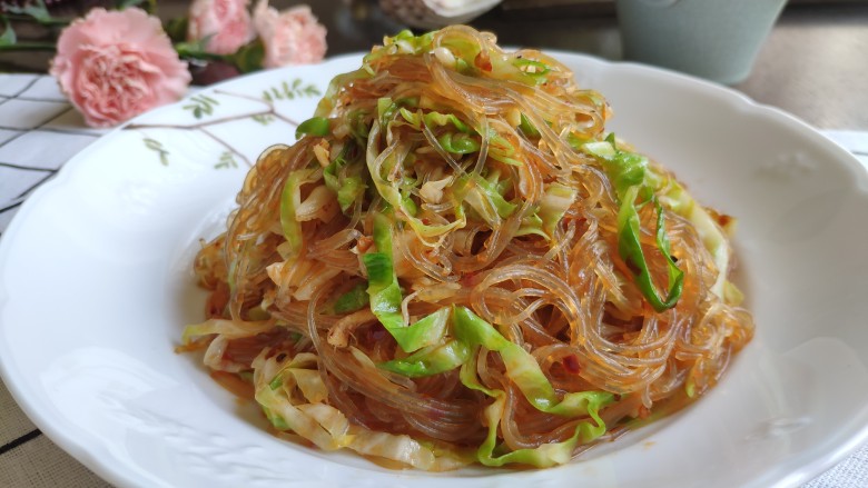 香辣粉丝包菜,炒好的粉丝不干不粘,滋润滑腻入味。
