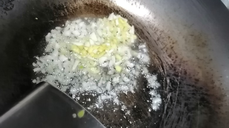 好吃的素拌香干,开火加热锅,倒入油,然后倒入姜蒜一起翻炒