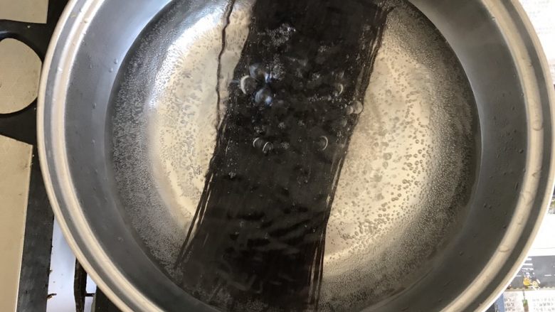 酸辣厥根粉,水烧开后,把厥根粉倒入锅中,中火煮八分钟捞出来