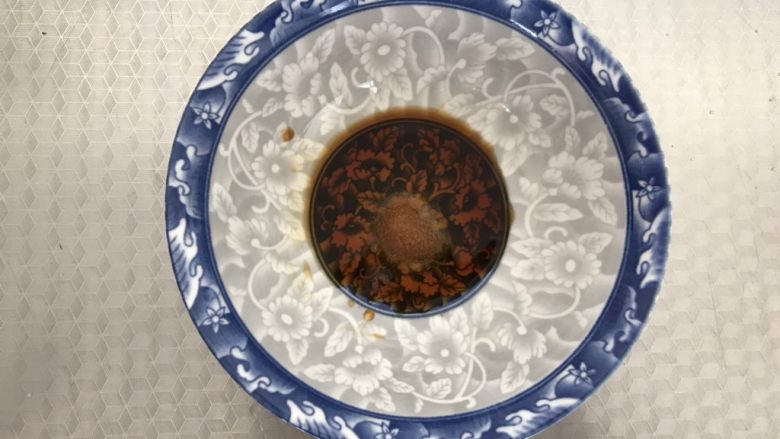 酸辣厥根粉,碗中放入适量的盐,加入一勺<a style='color:red;display:inline-block;' href='/shicai/ 788'>生抽</a>