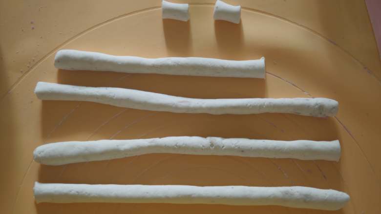 夏日冰爽芋圆,然后分别揉成长条,切成小段